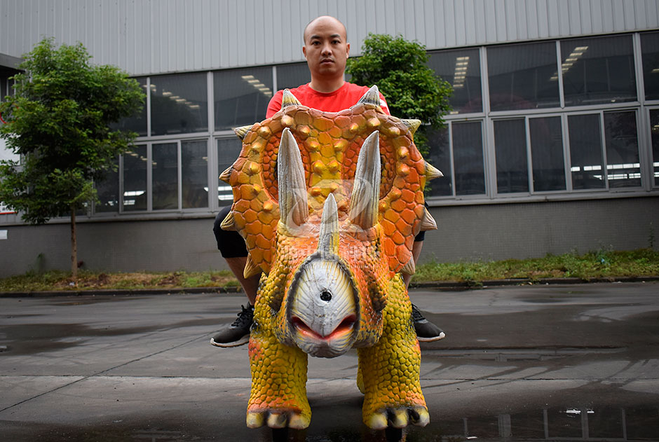 三角龍電瓶車，商場(chǎng)騎的三角龍，三角龍溜溜車