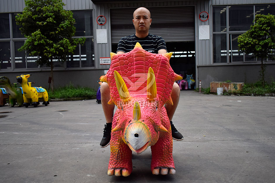 三角恐龍恐龍車，商場(chǎng)騎的三角龍，三角龍童車