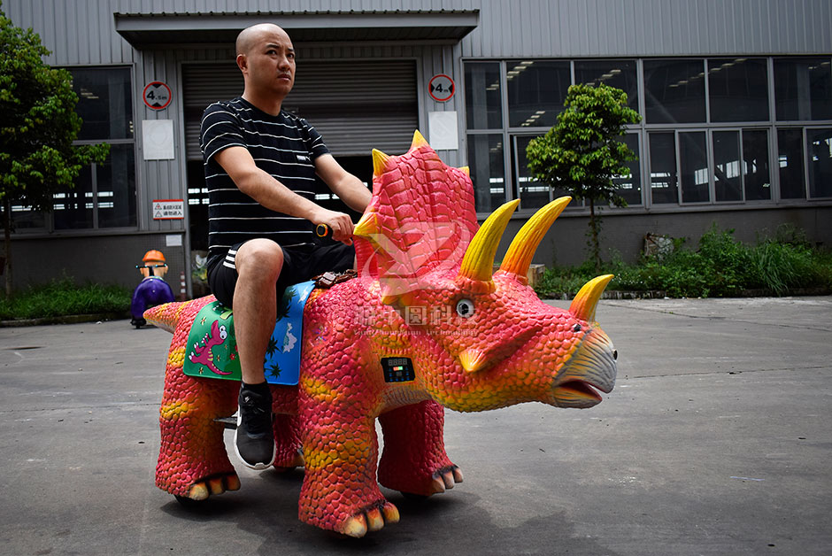 三角恐龍恐龍車，商場(chǎng)騎的三角龍，三角龍童車