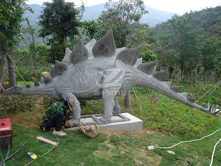 水泥雕塑劍龍制作，水泥恐龍制作