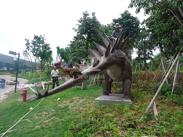 水泥雕塑劍龍制作，水泥恐龍制作